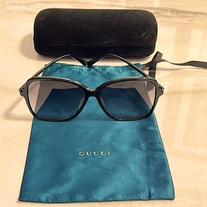 Woman’s Black Gucci Sunglasses